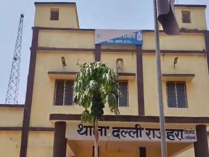 7 महीने पहले ही हीरामन मंडावी का ट्रांसफर अर्जुन्दा से दल्लीराजहरा थाने में हुआ था।