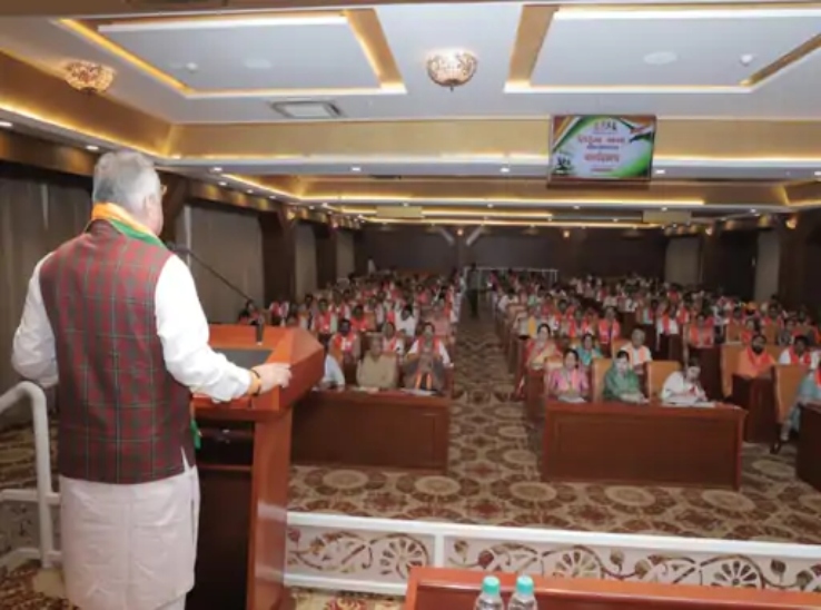 बीजेपी मुख्यालय में बैठक करते हुए संगठन के पदाधिकारी।