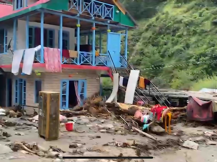 2 दिन बीत जाने के बाद भी लोगों के घरों में मलबा दिखाई दिया।