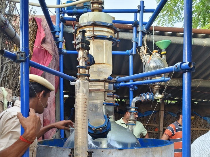 बाड़मेर के सेड़वा में एनसीबी ने यह लैब भैंसों के एक बाड़े में पकड़ी थी।