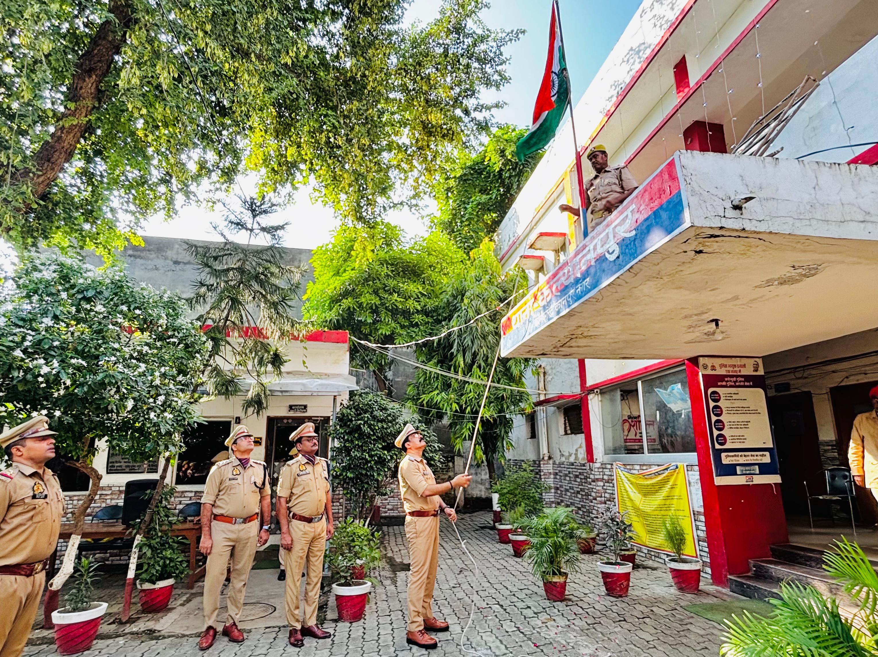 कल्याणपुर थाने में झंडारोहण करते डीसीपी वेस्ट दिनेश चंद्र त्रिपाठी