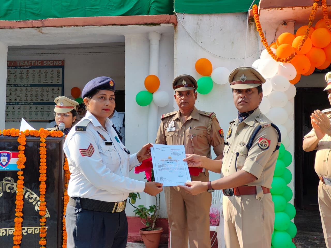 ट्रैफिक पुलिसकर्मियों को प्रशस्ति पत्र देते डीसीपी ट्रैफिक रविंद्र कुमार