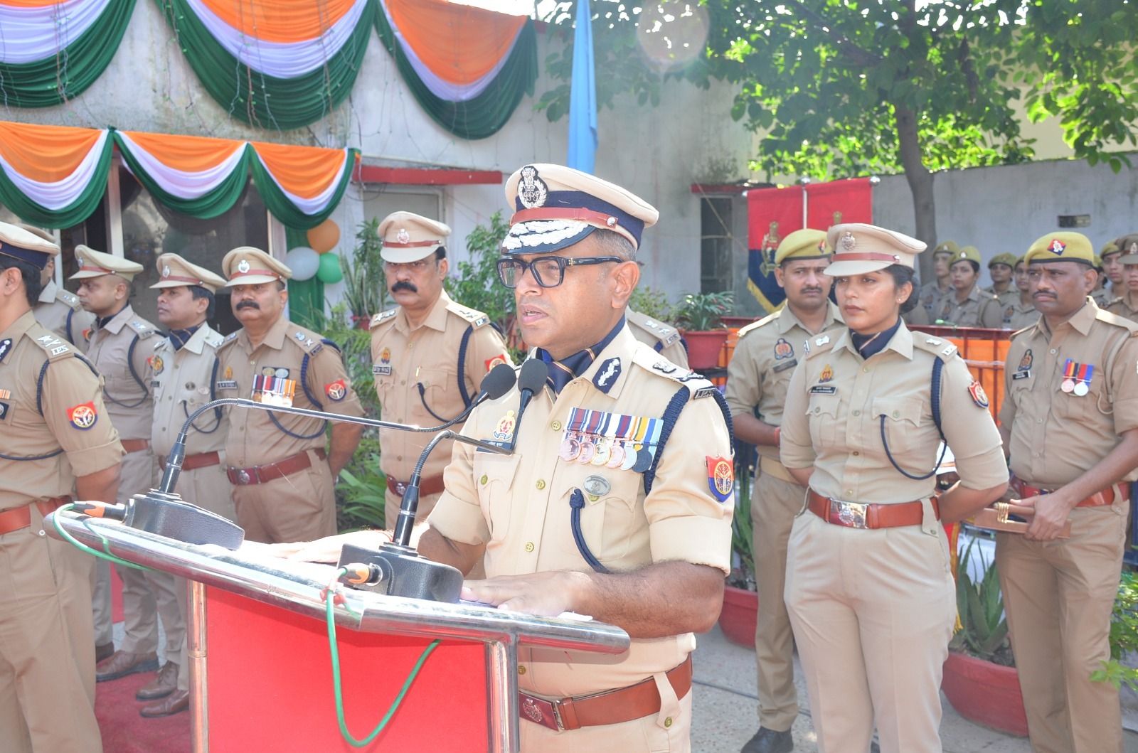 पुलिसकर्मियों को संबोधित करते पुलिस कमिश्नर