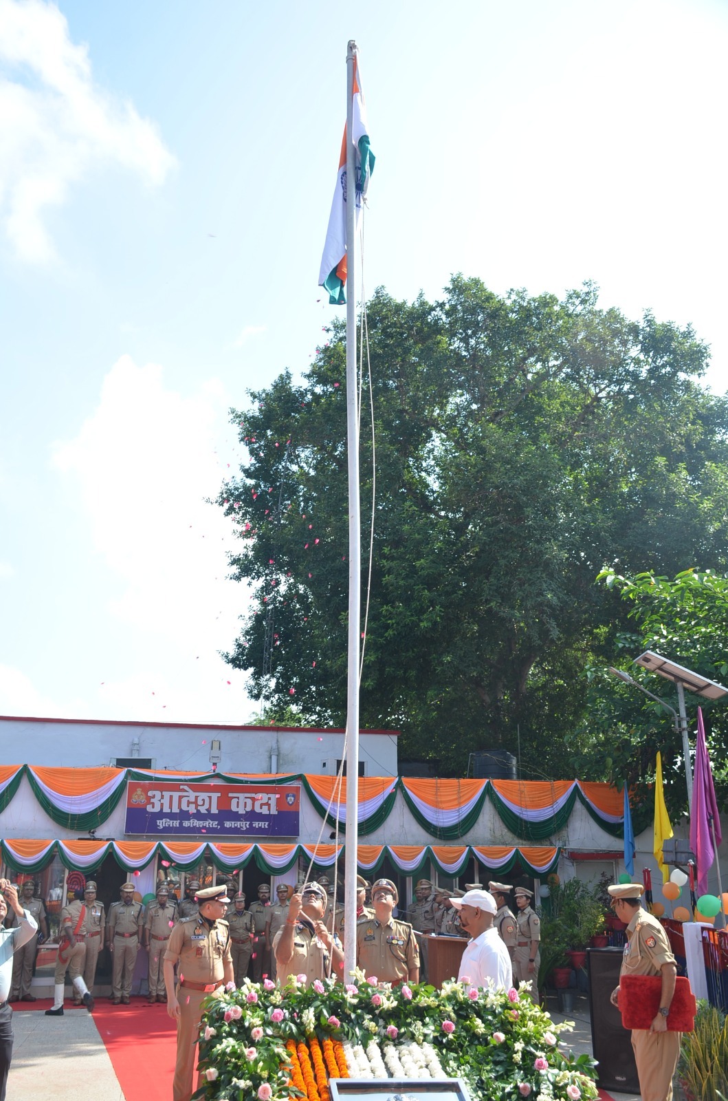 ध्वजारोहण करते पुलिस कमिश्नर अखिल कुमार