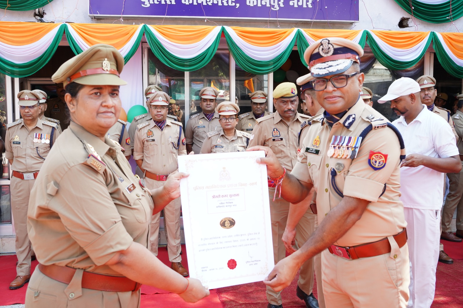प्रशस्ति पत्र देकर महिला इंस्पेक्टर को सम्मानित पुलिस कमिश्नर