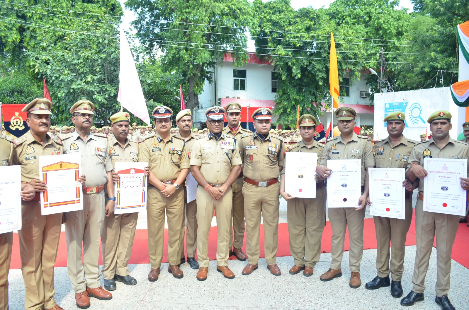 सम्मानित पुलिस कर्मियों के साथ ग्रुप फोटो कराते पुलिस कमिश्नर