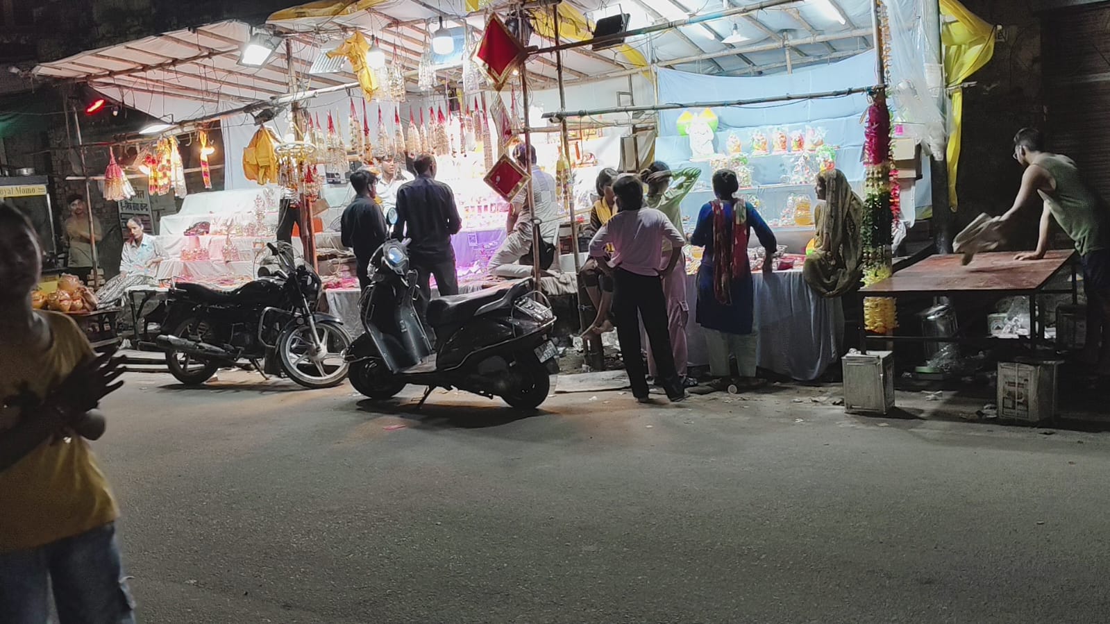 शहर में जगह-जगह भगवान श्री कृष्ण और राधा रानी की मूर्तियां बेचने के लिए लगाई गई हैं दुकानें।