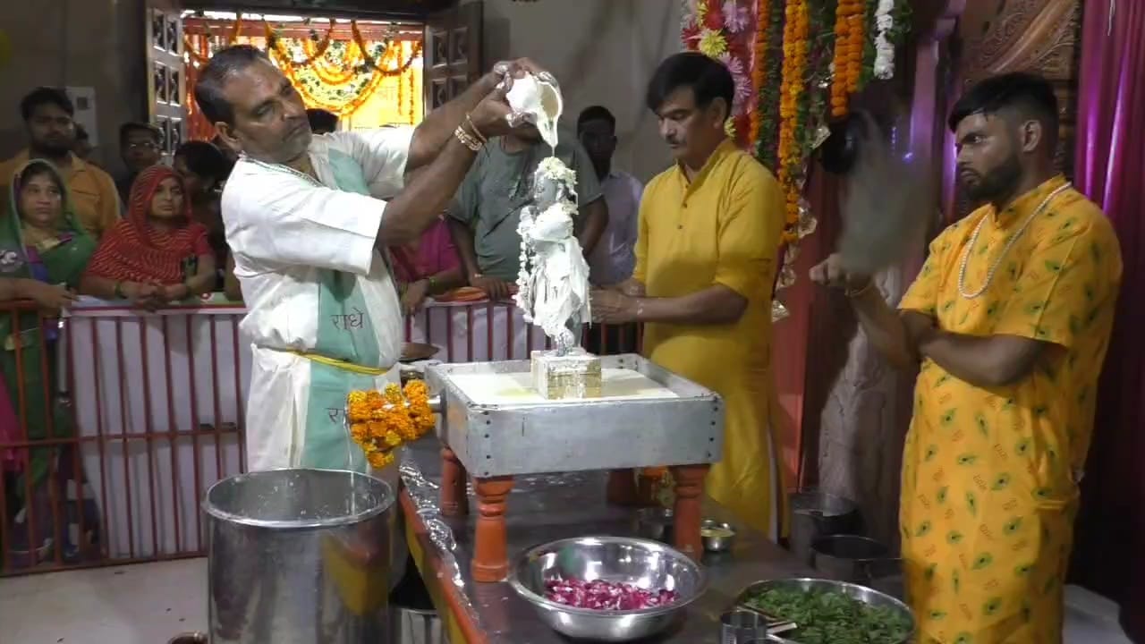 गौड़ीय सम्प्रदाय के राधा रमण के मंदिर में दोपहर 12 बजे भगवान श्री कृष्ण का अभिषेक किया गया। 500 किलो पंचामृत भी बनाया गया है।