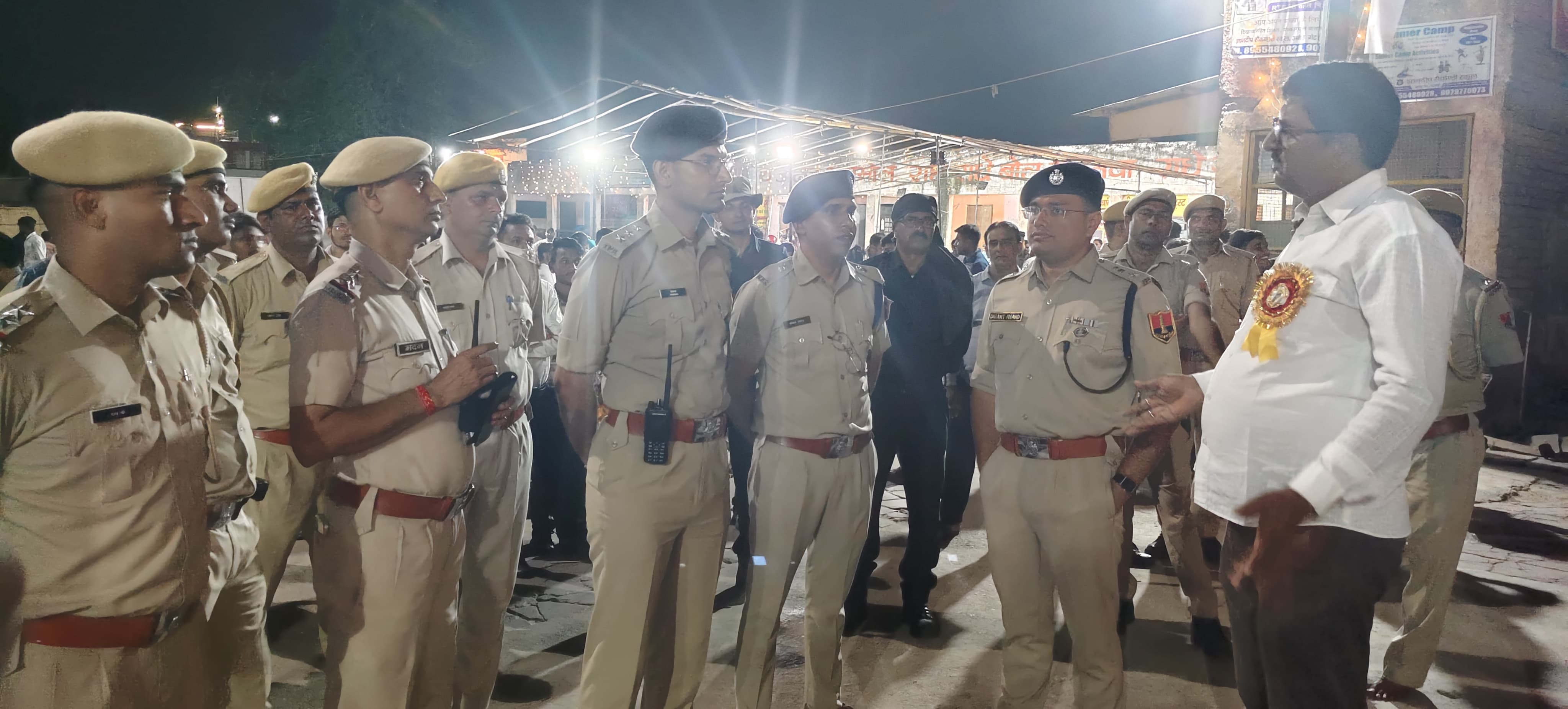 एसपी दिगंत आनंद बिहारी जी के मंदिर पर सुरक्षा व्यवस्थाओं का जायजा लेने के लिए पहुंचे।