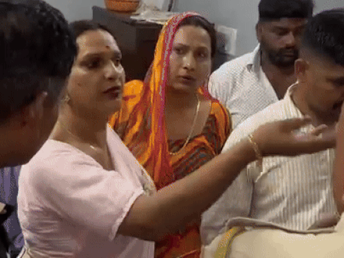 किन्नरों की शिकायत पर नकली किन्नर को पुलिस ने हिरासत में लेकर जांच शुरू कर दी है।