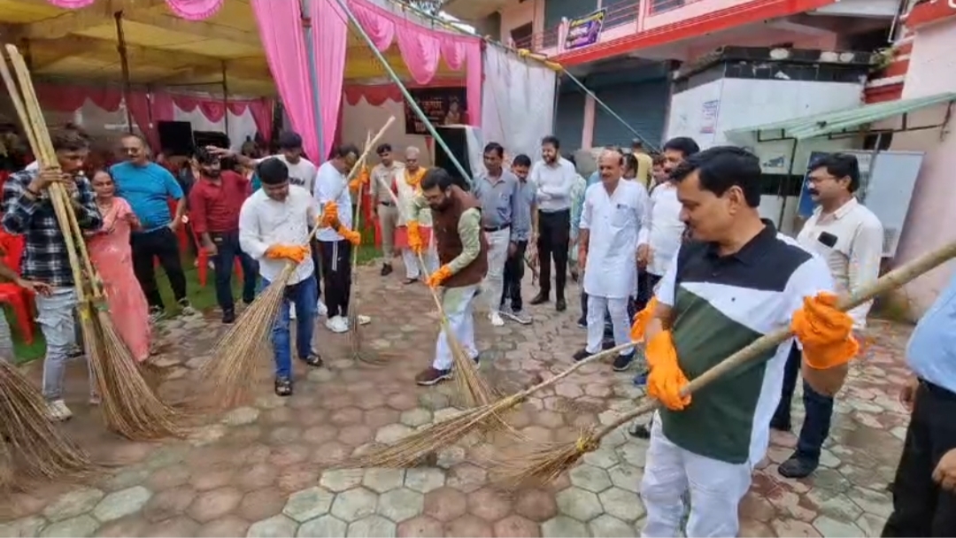 जन्माष्टमी पर दिन में सांसद सहित लोगों ने साफ-सफाई बनाए रखने की अपील की।