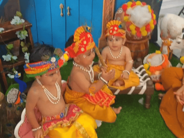 श्री कृष्ण का रूप धरकर फोटो शूट का आनंद लेते नन्हें बालक।