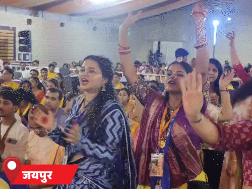 गुप्त वृंदावन धाम में बड़ी संख्या में युवतियां और महिलाएं भी भजनों पर थिरकती नजर आईं।