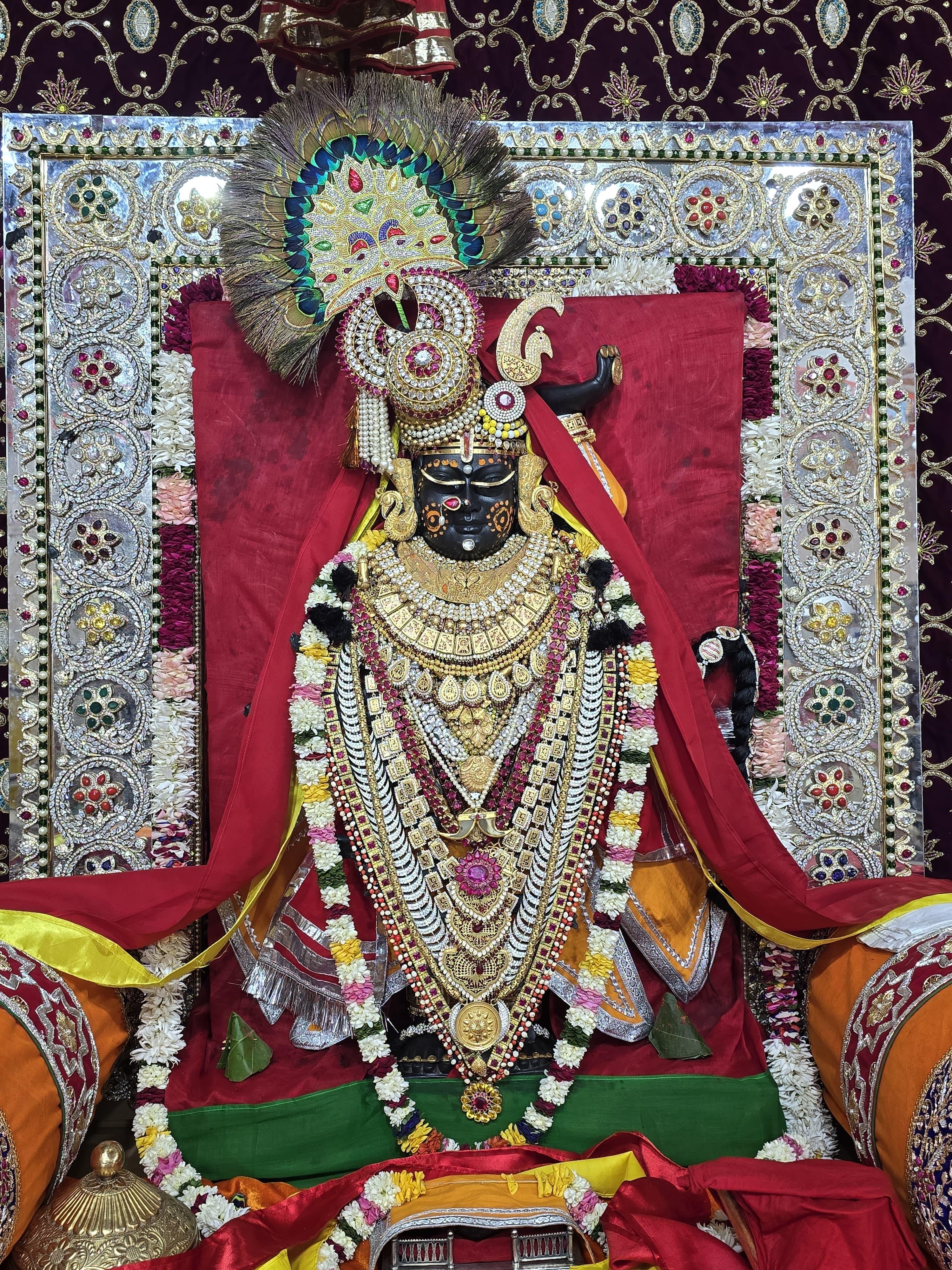 श्री कुंज बिहारी जी के अद्वितीय श्रृंगार देख श्रद्धालु भव विभोर।