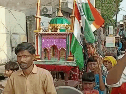 चेहल्लुम जुलूस की सुरक्षा व्यवस्था में 4 थानों के करीब 100 पुलिस कर्मियों को तैनात किया गया था।