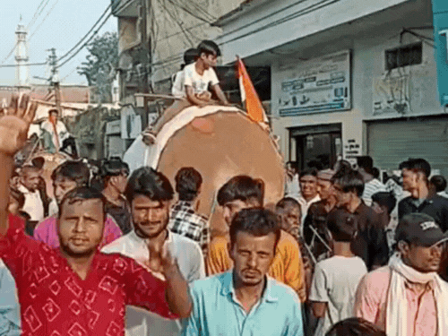 प्रशासन की ओर से जुलूस निकालने का समय शाम 4 बजे से देर रात 10 बजे के बीच का तय किया गया था।