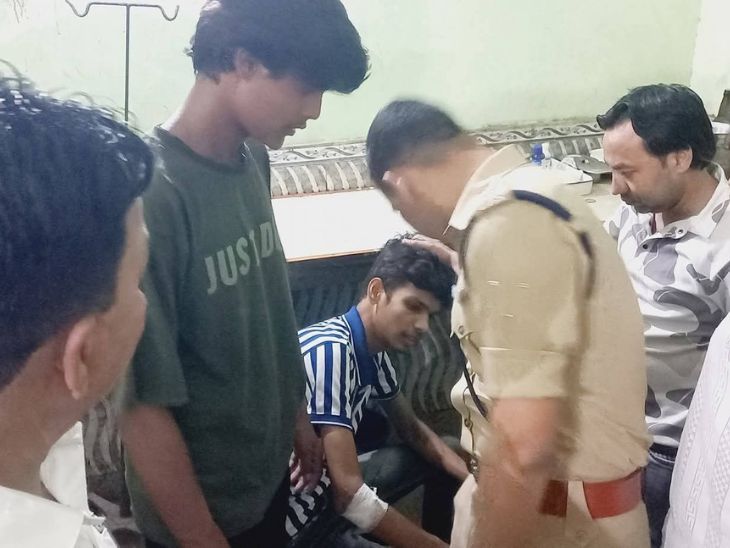 घटना की जानकारी मिलने के बाद देर रात संभल सिटी के सीओ आलोक भाटी घायल युवक का हालचाल जानने के लिए अस्पताल पहुंचे।