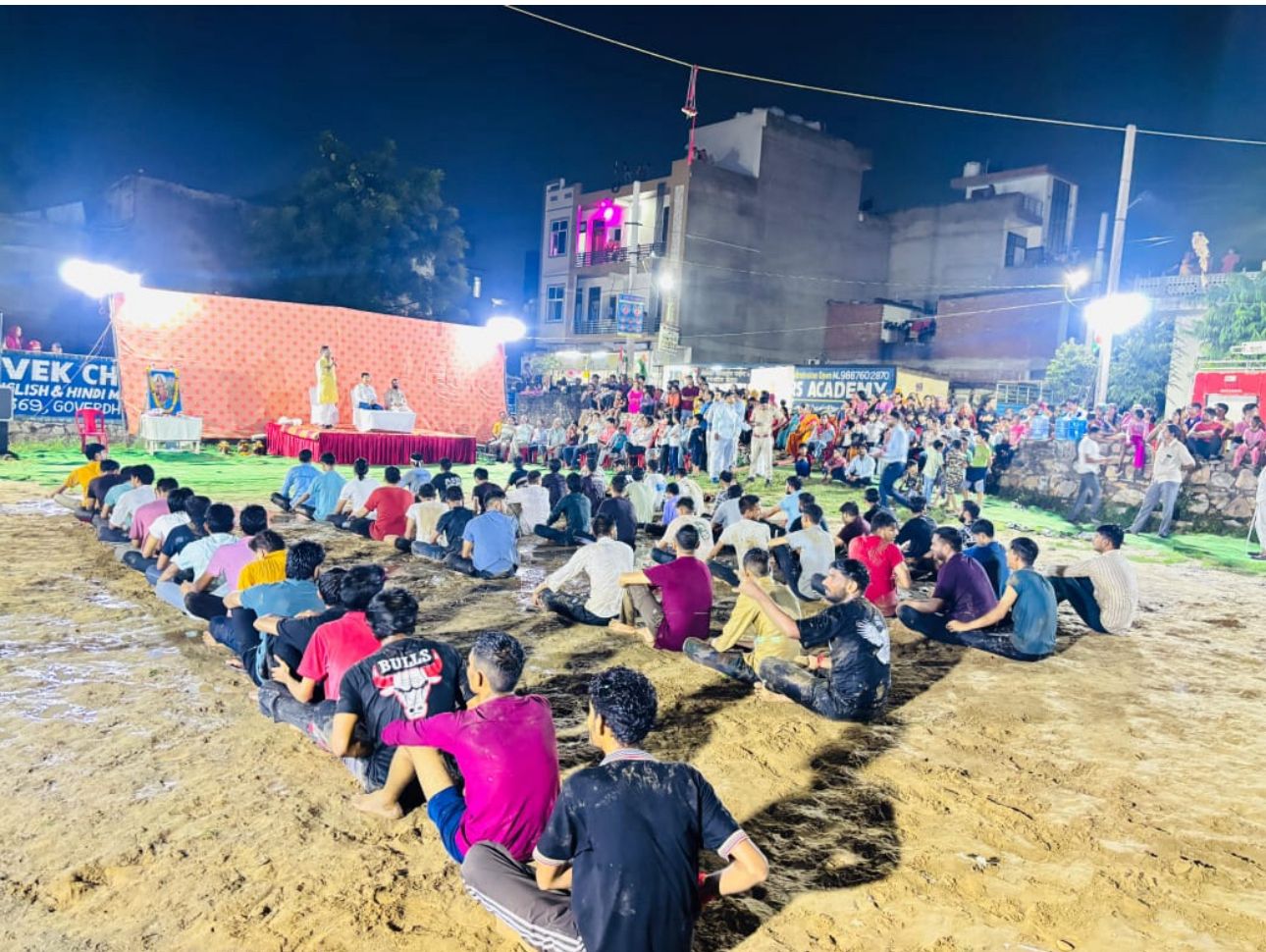 भगवान कृष्ण के जयकारों हाथी घोड़ा पालकी, जय कन्हैयालाल की के जयकारे के साथ जोश और उमंग से युवाओं ने करीब 50 फीट ऊंचाई पर लटकी हांडी फोड़कर उत्सव को खास बना दिया।