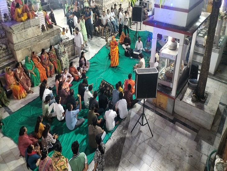 भगवान का जन्मोत्सव मनाने शुक्रवार की रात को भक्तों ने बाहर भगवान की भक्ति की