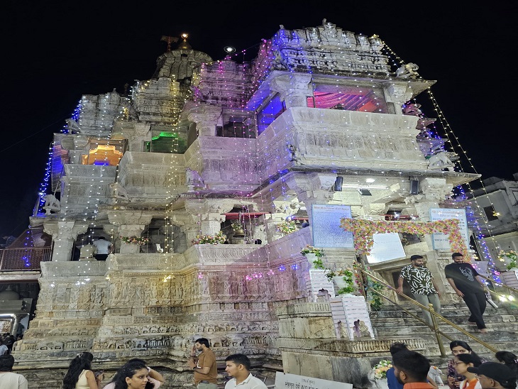 भगवान जगदीश मंदिर पर की गई रोशनी