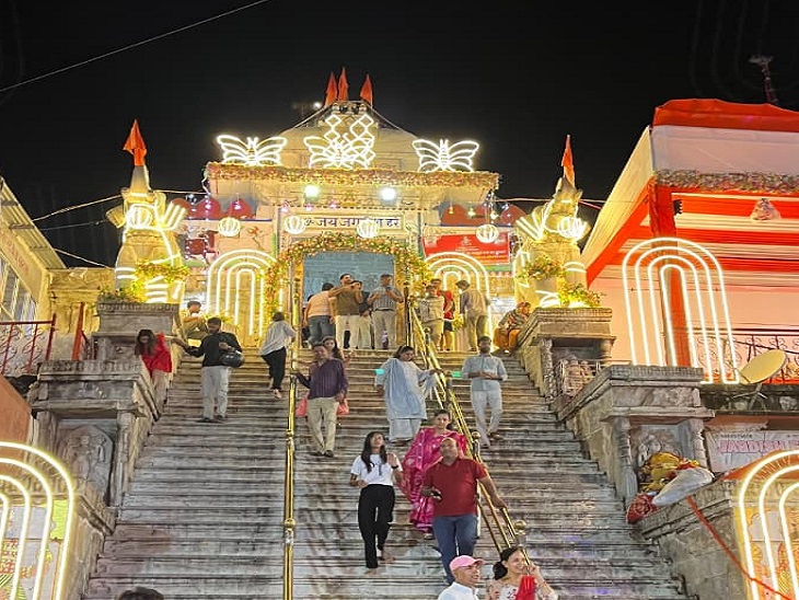 जगदीश चौक से भगवान जगदीश मंदिर में चढ़ने वाली सीढ़ियों पर की गई रोशनी