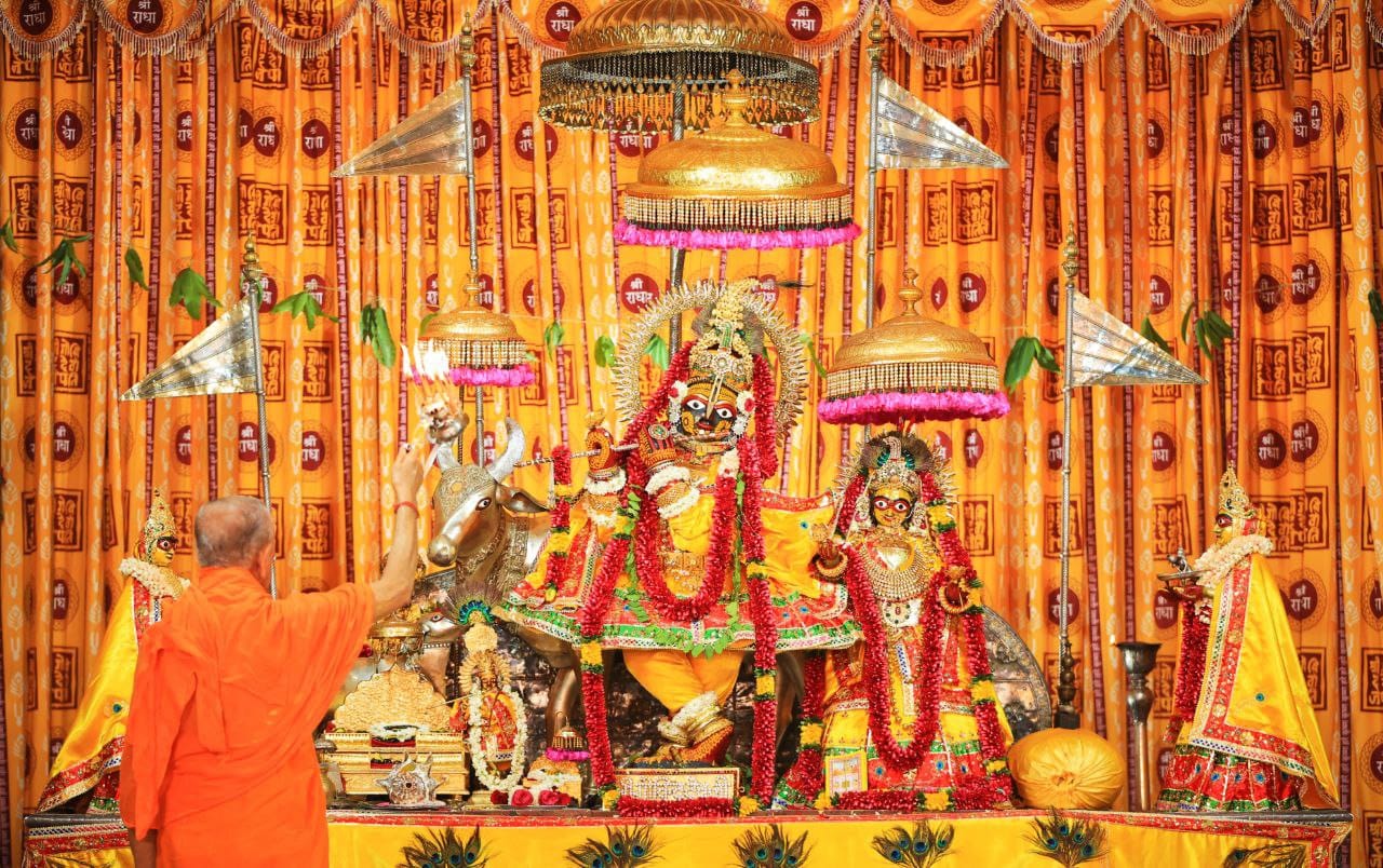 जयपुर आराध्य श्री गोविंददेवजी का विशेष श्रृंगार किया गया है। भगवान को नए पीत वस्त्र धारण कराया गया है।