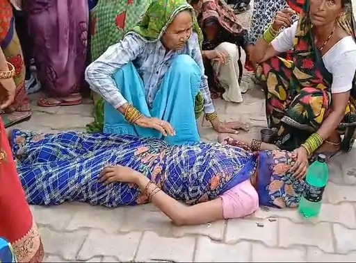 संदीप की मौत के बाद परिजनों ने प्रदर्शन किया था। तस्वीर संदीप की मां की है जो प्रदर्शन के दौरान बेहोश होकर गिर पड़ी थी।