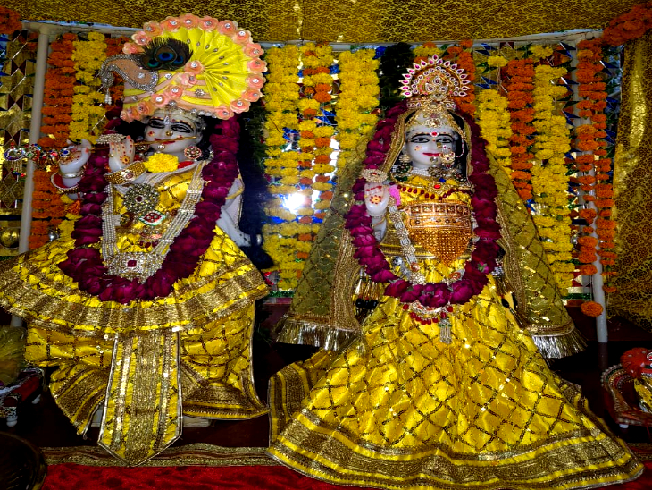 पिथला गांव स्थित कृष्ण मंदिर में सजी मूर्तियां।