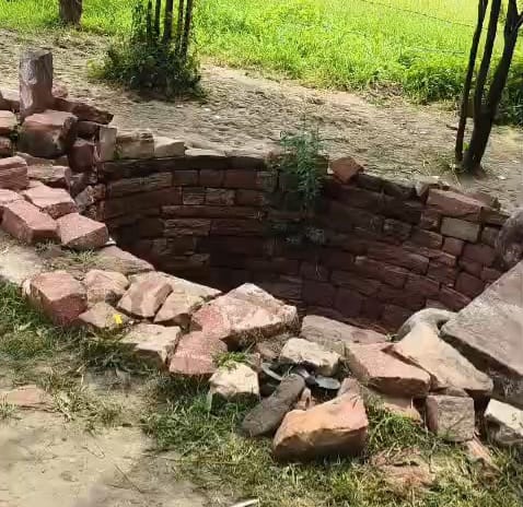 खेत पर ही बना है कुआं।