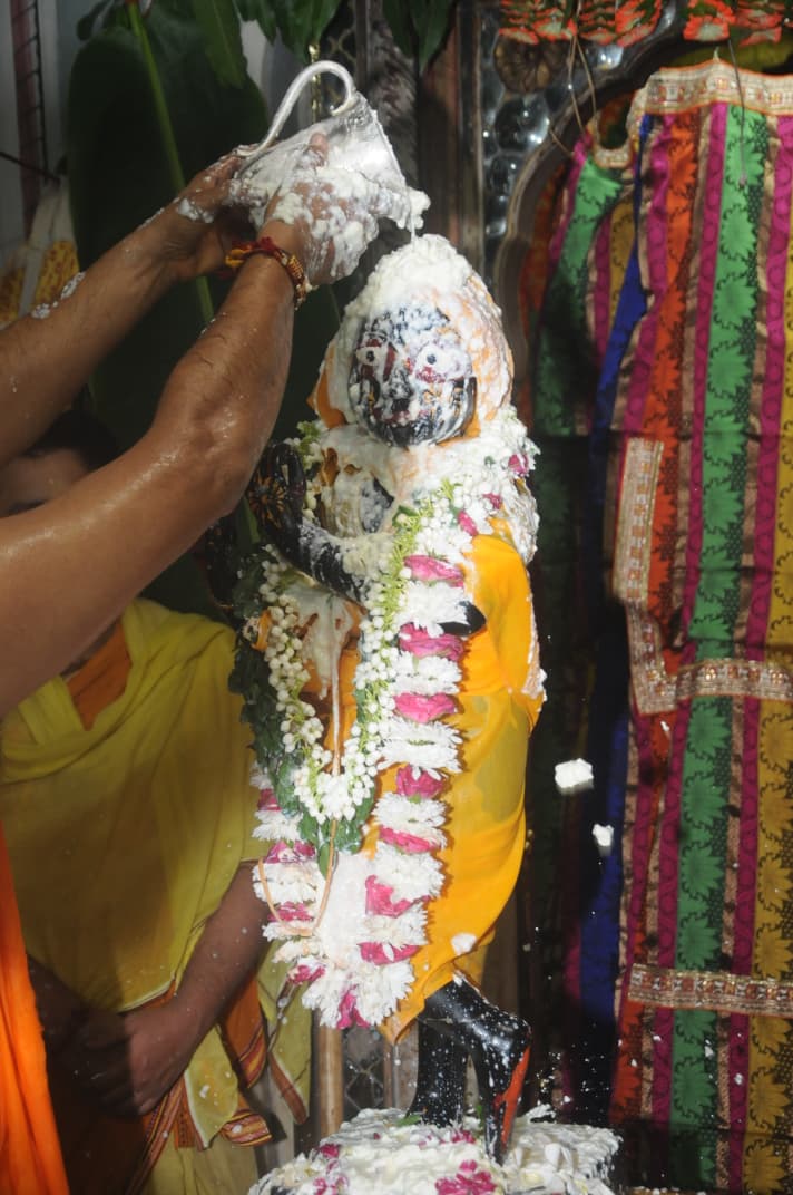 भगवान श्री राधा दामोदर जी का दूध, दही, घी के साथ पंचगव्य और गंगाजल से जन्माभिषेक किया गया।