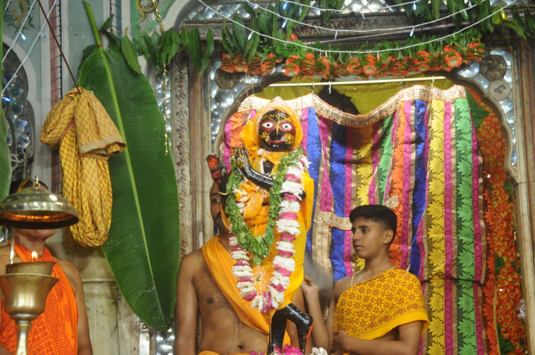 बाल स्वरूप श्री राधा दामोदर जी को पीत वस्त्र धारण कराए गए