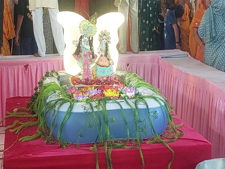 गिरिराज धरण मंदिर में कमल पंखुड़ियों के बीच राधा-कृष्ण की मनमोहक झांकी सजाई गई है।