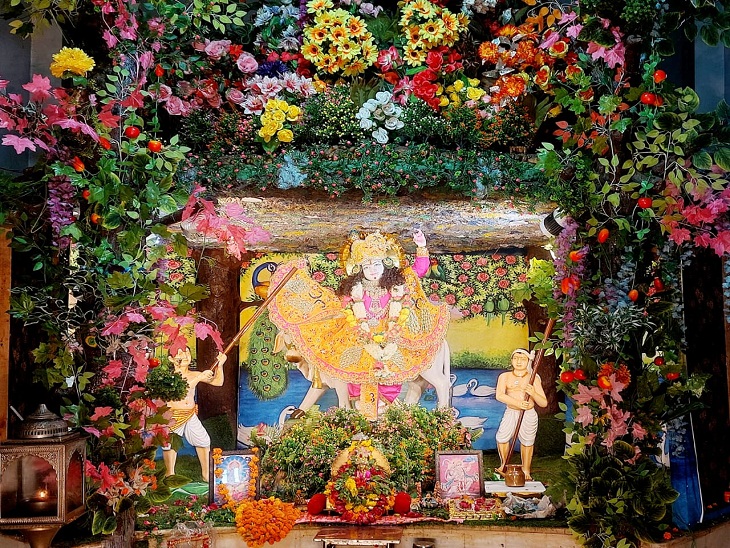 दौसा के गिरिराज धरण मंदिर में भव्य झांकी सजाई गई है, भगवान को महंगी पोशाक और आभूषणों से सजाया गया है