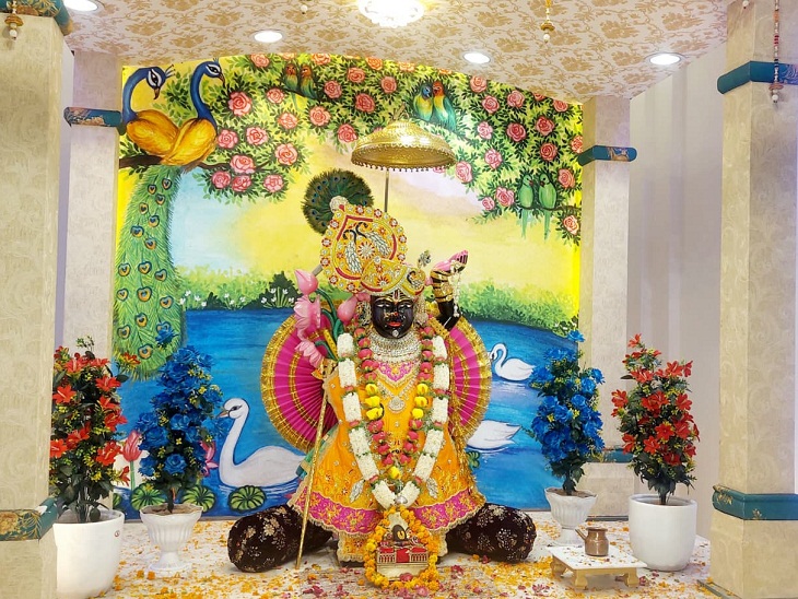 गिरिराज धरण मंदिर में सजी द्वारिकाधीश की झांकी।