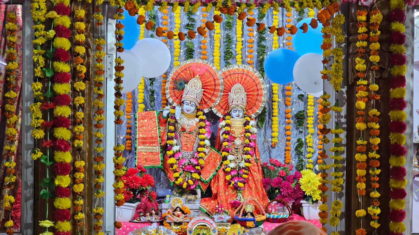 गीता आश्रम स्थित मंदिर में सजे कृष्ण भगवान।