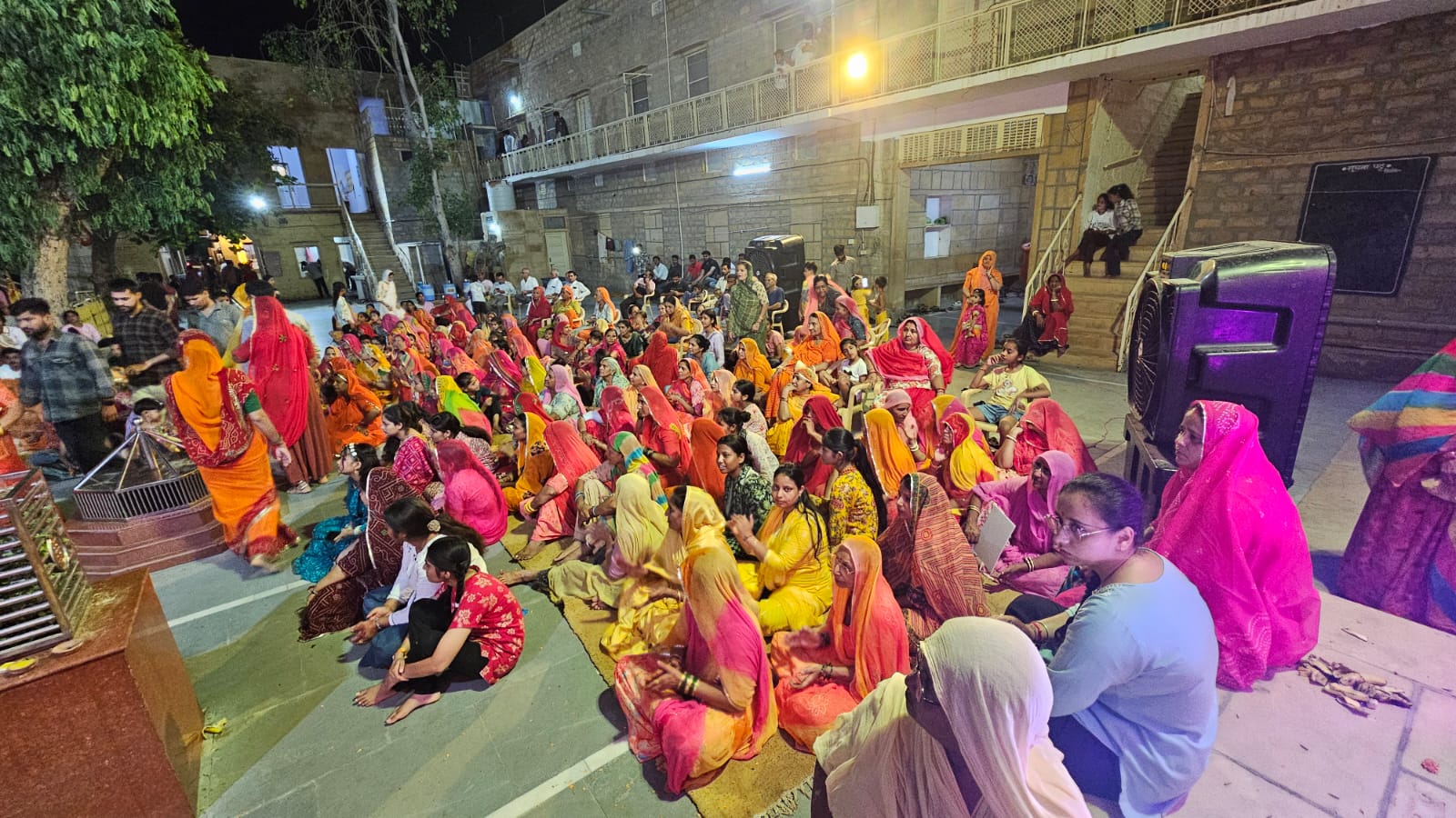 गीता आश्रम स्थित कृष्ण मंदिर में उमड़े भक्त।