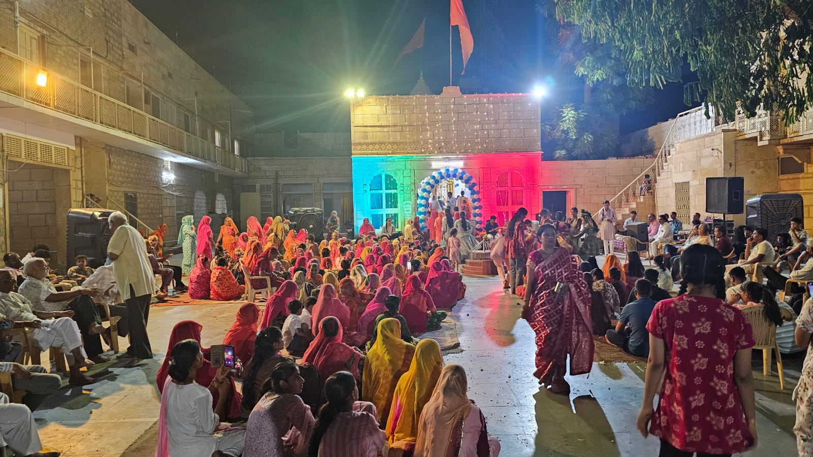 गीता आश्रम स्थित कृष्ण मंदिर में भक्तों की भीड़।