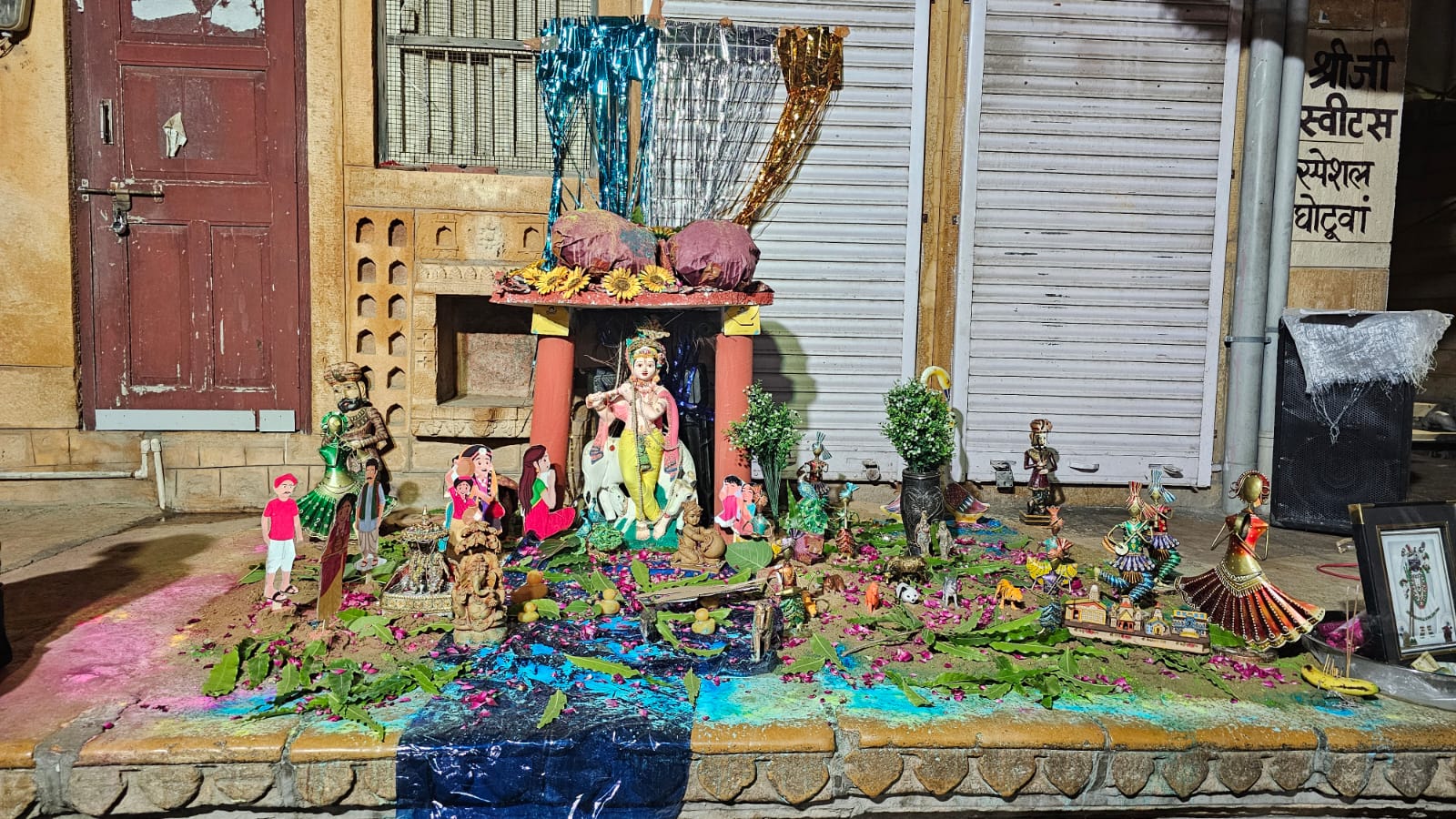 बच्चों ने बड़े ही मनमोहक तरीके से भाटिया जिंदानी चौकी में सजाया कृष्ण दरबार।