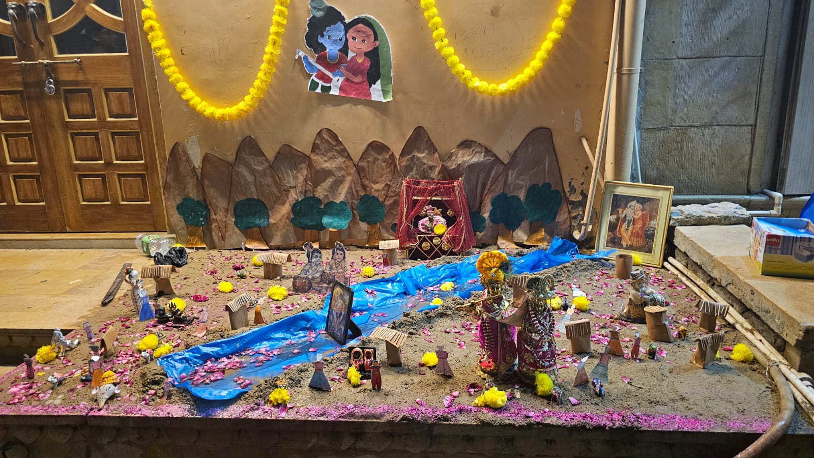 रंग बिरंगे फूलों आदि से सजाया दरबार।