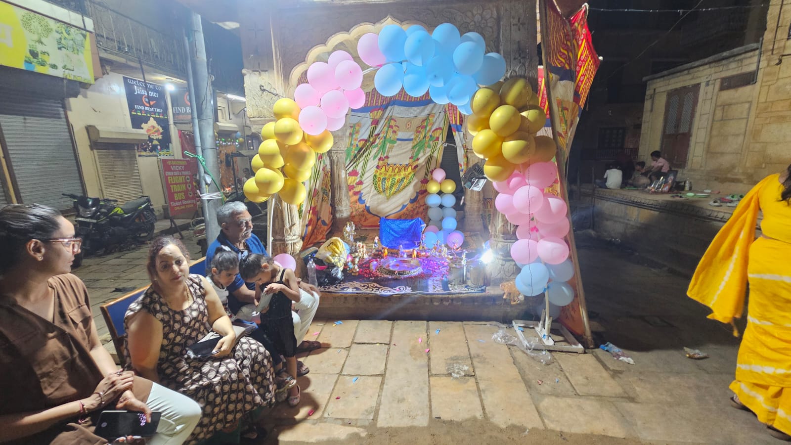 गुब्बारों के साथ की सजावट।