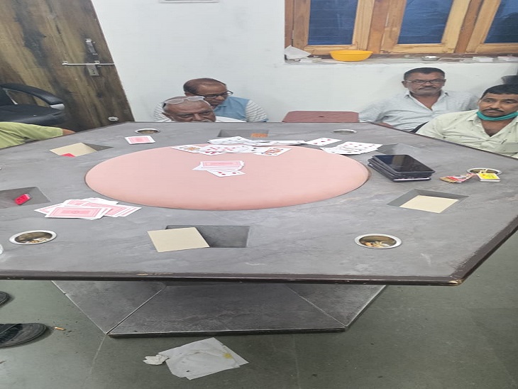 जिला स्पेशल टीम(डीएसटी), पानरवा थाना और झाड़ोल थाना पुलिस ने संयुक्त कार्रवाई करते हुए जुआ खेलते 20 लोगों को गिरफ्तार किया है।