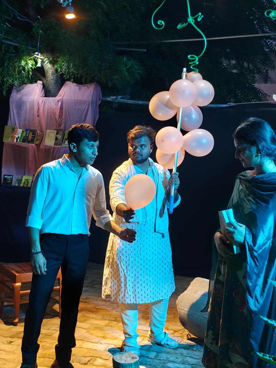 नाटक मुंशी प्रेमचंद की अपेक्षाकृत कम-प्रसिद्ध कहानियों मिस पद्मा, रहस्य और अग्नि समाधी से प्रेरित होकर लिखा गया है। इसे प्रेमचंद को श्रद्धांजलि के रूप में मंचित किया।