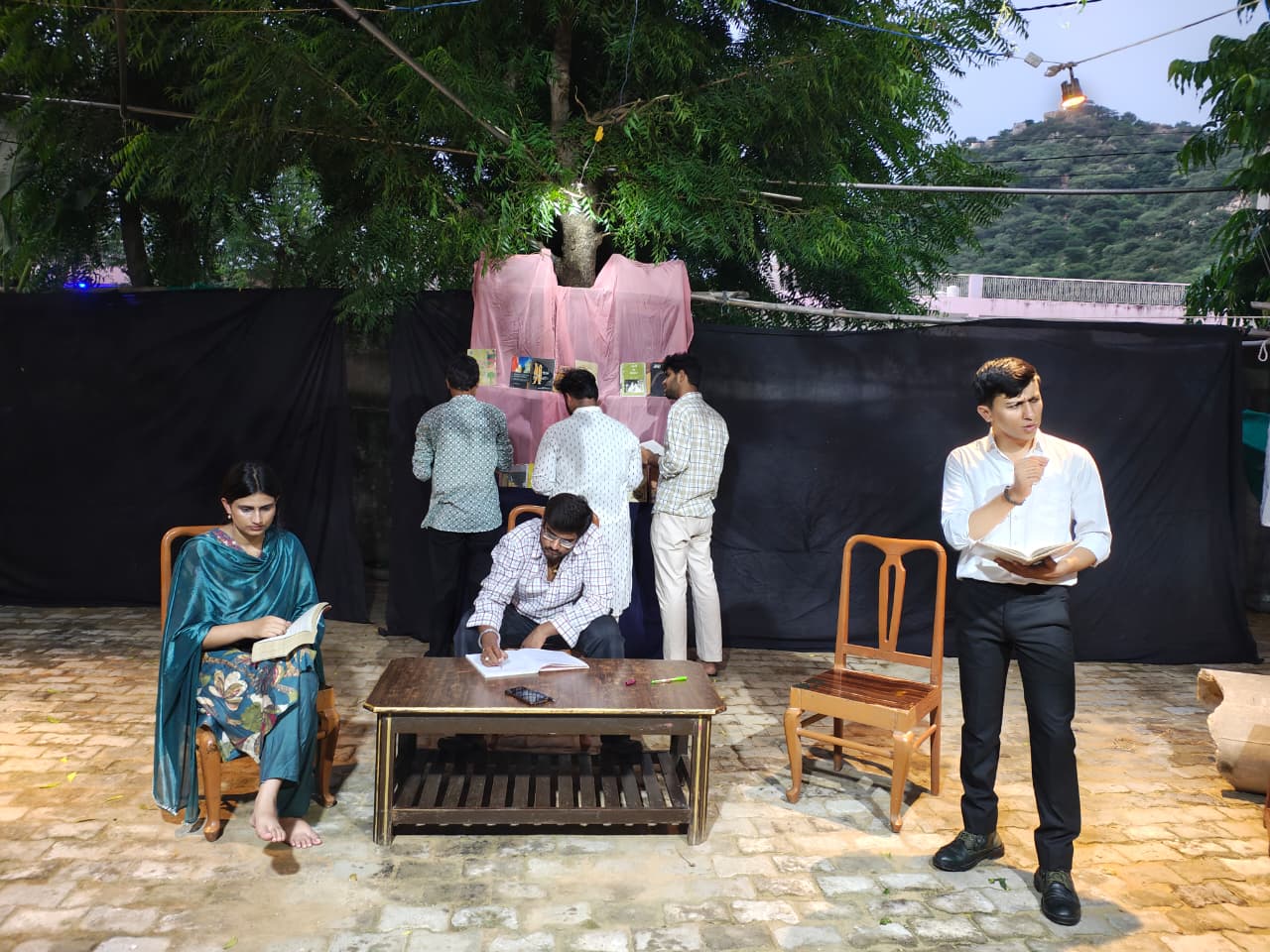 नाटक ने प्रेम की सही परिभाषा को उजागर करते हुए भारतीय संस्कृति और मानवीय मूल्यों का संदेश दिया।