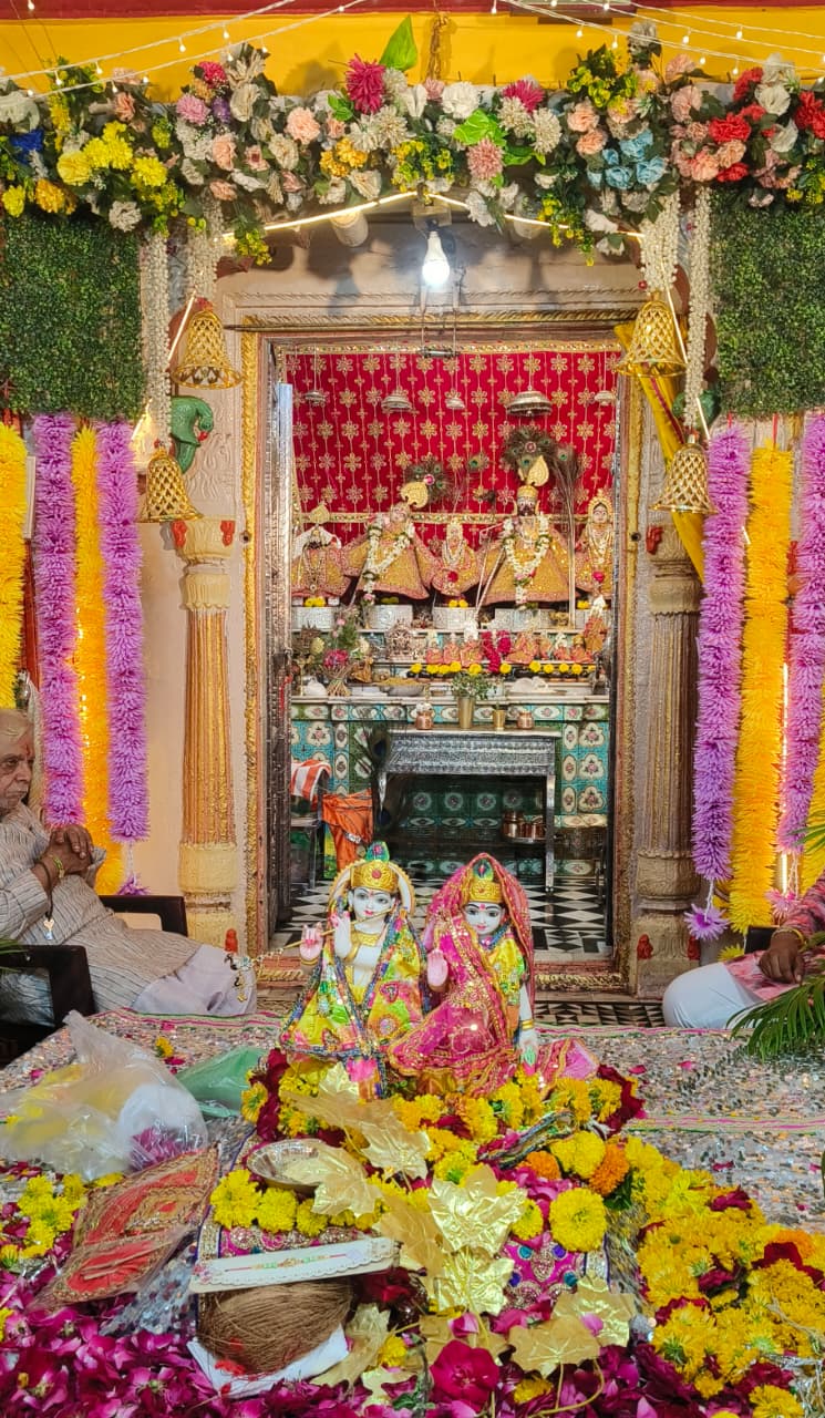 बड़ा गोपाल जी मंदिर पर कृष्ण भगवान के साथ राधा जी को बैठाया।