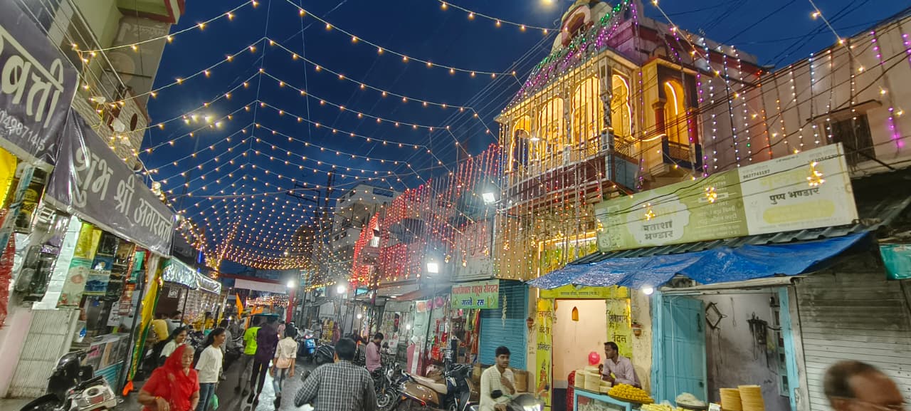 माणकचौक स्थित बड़ा गोपाल जी मंदिर को सजाया गया।