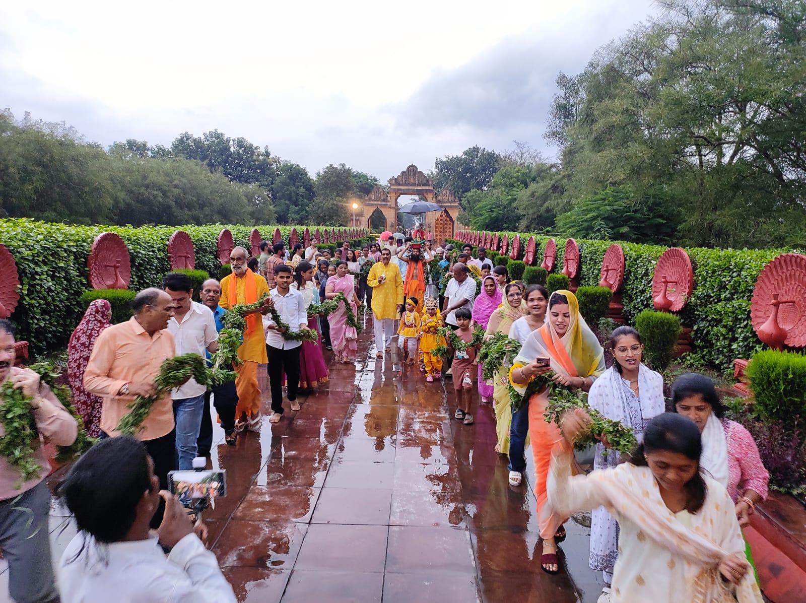 मांगल्य मंदिर में भगवान कृष्ण को 51 किलो तुलसी के पत्तों की माला पहनाई।
