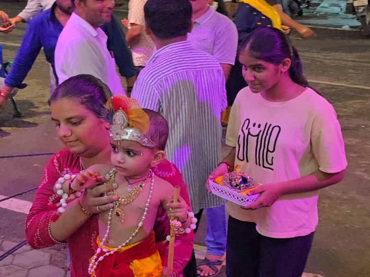 बच्चे बने कृष्ण रूप, मां के साथ पहुंचे मंदिर।