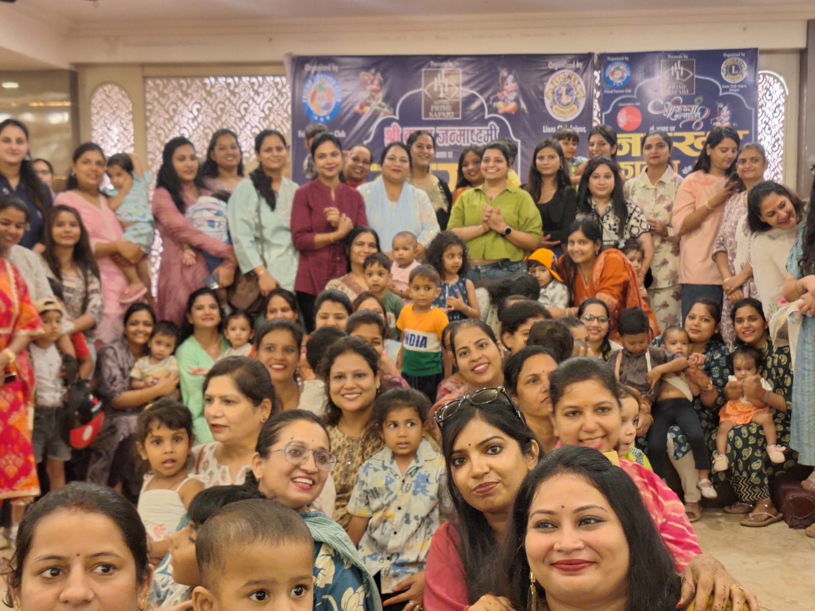 मां के साथ मंच पर अलग-अलग एज ग्रुप के छोटे कान्हा रैंप पर नजर आएंगे