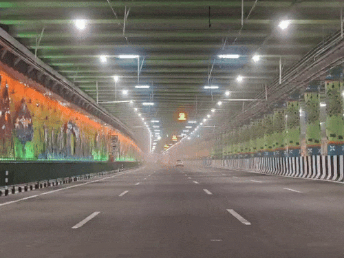 द्वारिका एक्सप्रेसवे पर शुरू की गई टनल।