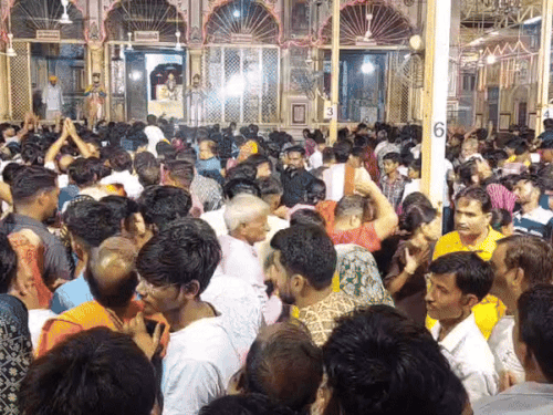 मदन मोहनजी मंदिर में कृष्ण जन्मोत्सव में शामिल होने के लिए बड़ी संख्या में श्रद्धालु पहुंचे।